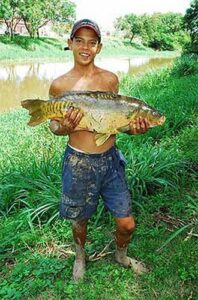 Rio-Sorocaba-Adolescente-pesca-carpa-de-6-quilos